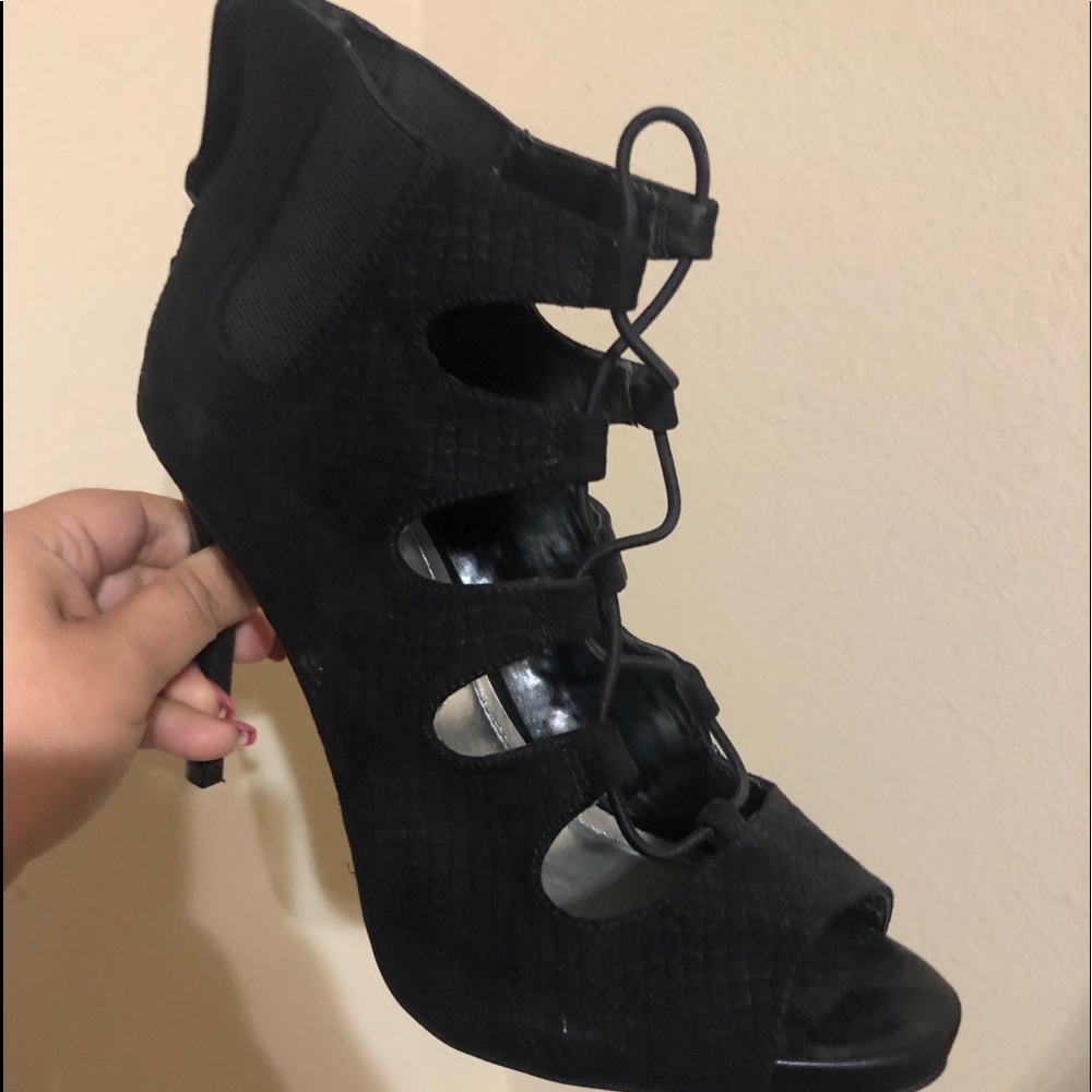 Jennifer Lopez black heels